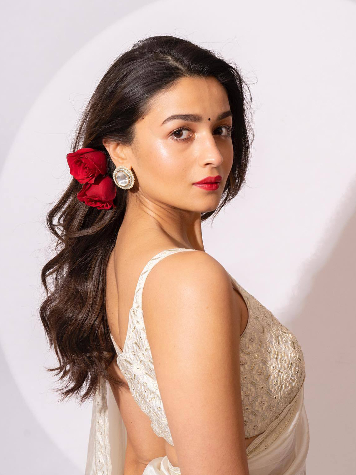 Red Lehenga and Kaleerein,' Alia Bhatt looks resplendent as a bride in this  LEAKED picture from Kalank - Bollywood News & Gossip, Movie Reviews,  Trailers & Videos at Bollywoodlife.com